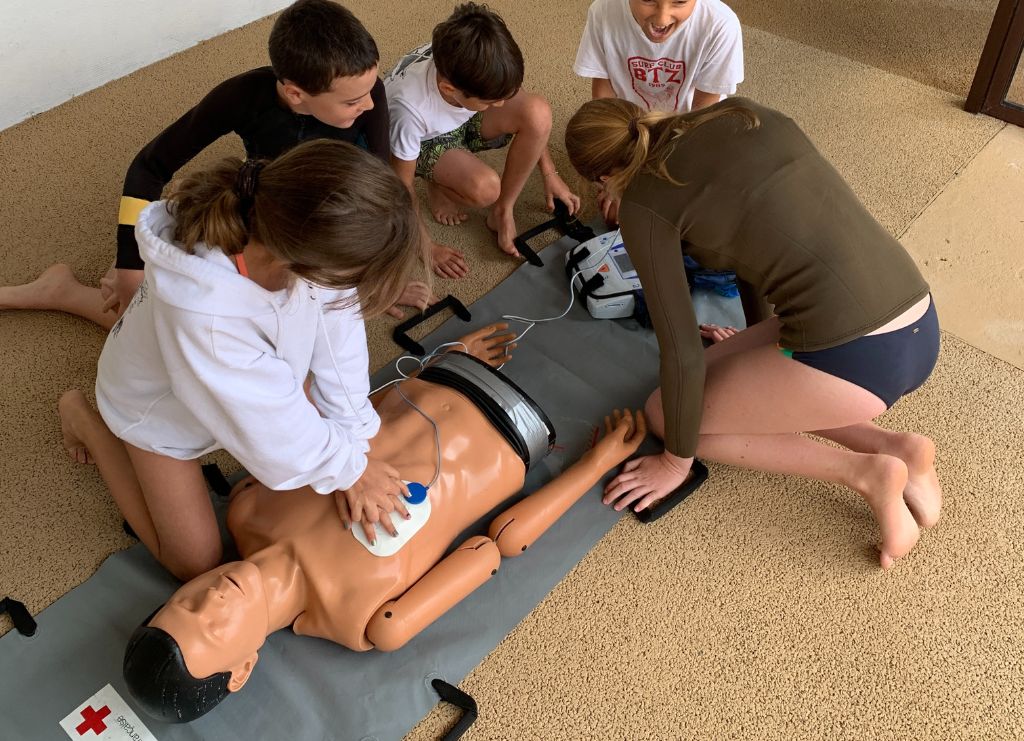 Apprendre le plus tôt les gestes de premiers secours peut permettre aux enfants de se sentir utile